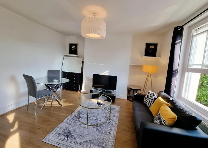 Evo View - 1 Bed Apartment - Stunning Views 3 Mins Walk Mile End Station