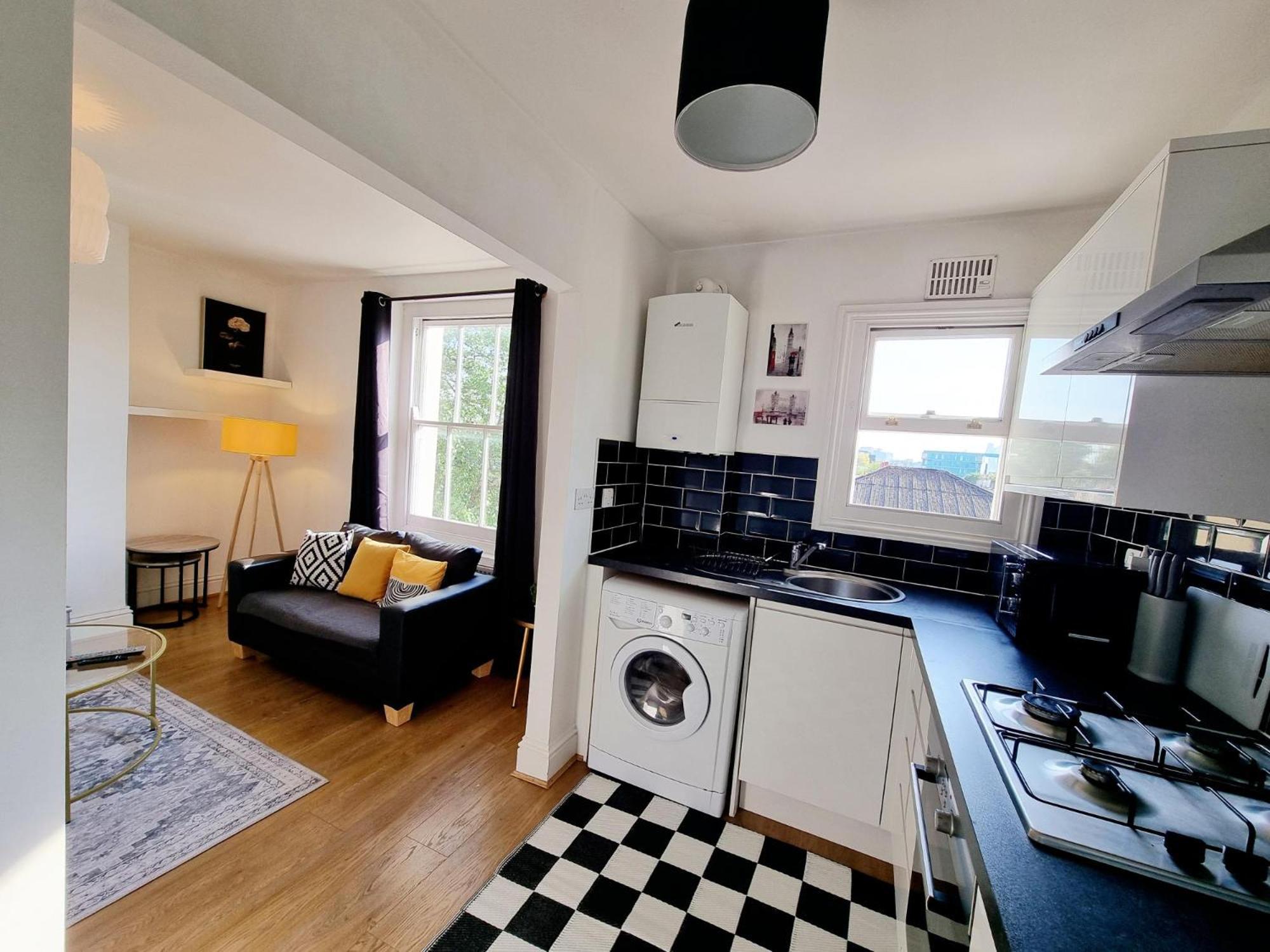 Evo View - 1 Bed - Stunning Views 3 Mins Walk Mile End Station Apartment London
